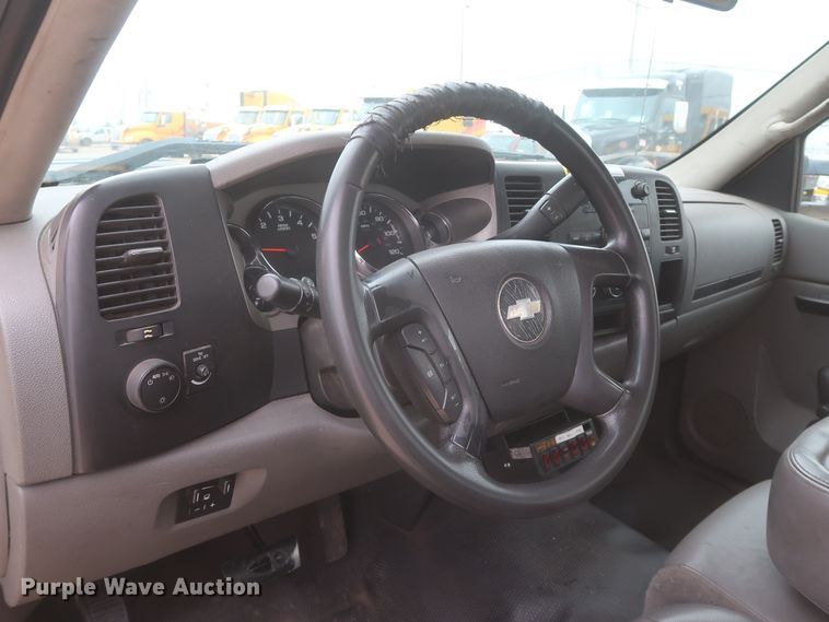 image for item IO9042 2014 Chevrolet Silverado 3500HD  utility bed pickup truck