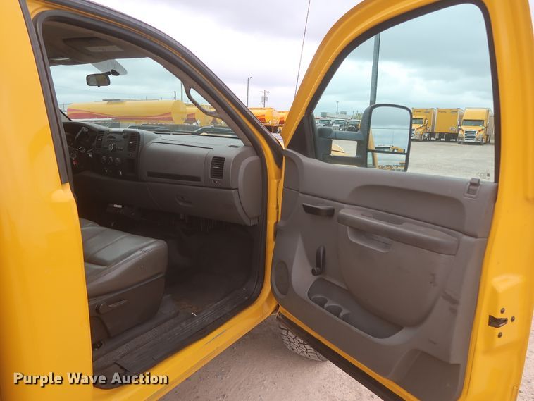 image for item IO9042 2014 Chevrolet Silverado 3500HD  utility bed pickup truck