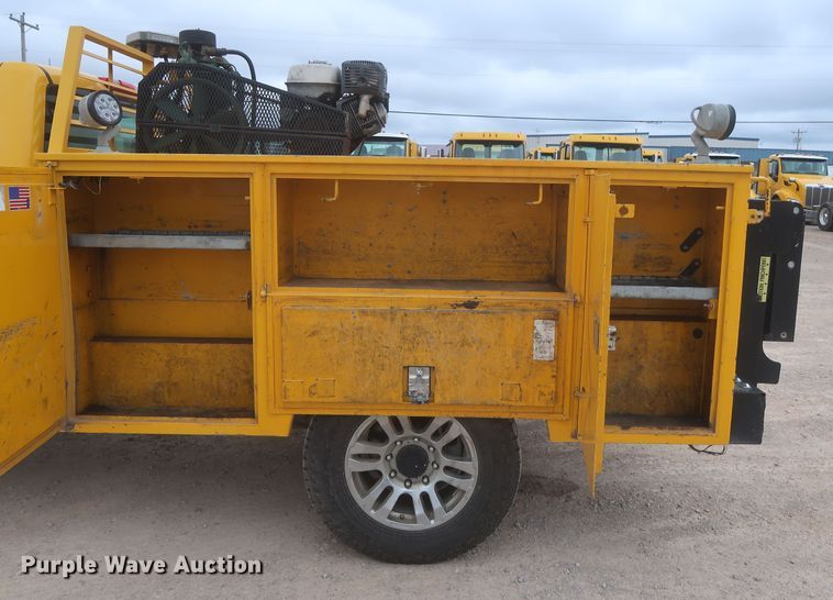 image for item IO9042 2014 Chevrolet Silverado 3500HD  utility bed pickup truck