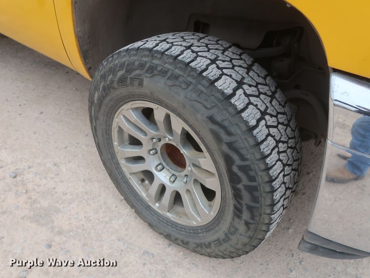 image for item IO9042 2014 Chevrolet Silverado 3500HD  utility bed pickup truck