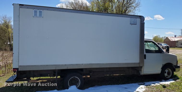 image for item IX9237 2006 GMC Savana G3500  box truck