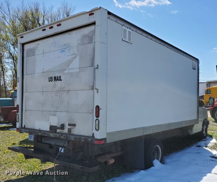 image for item IX9237 2006 GMC Savana G3500  box truck