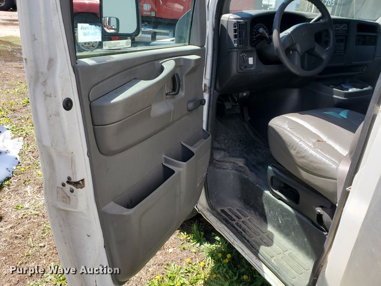 image for item IX9237 2006 GMC Savana G3500  box truck