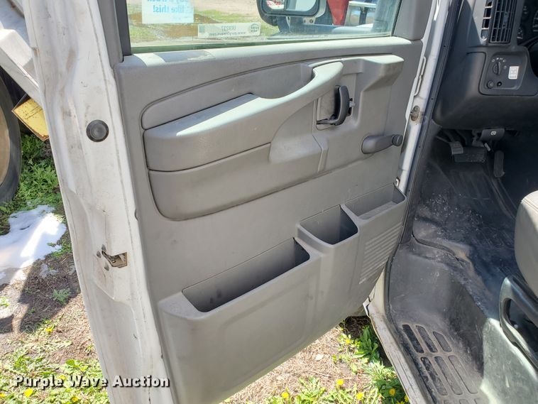 image for item IX9237 2006 GMC Savana G3500  box truck