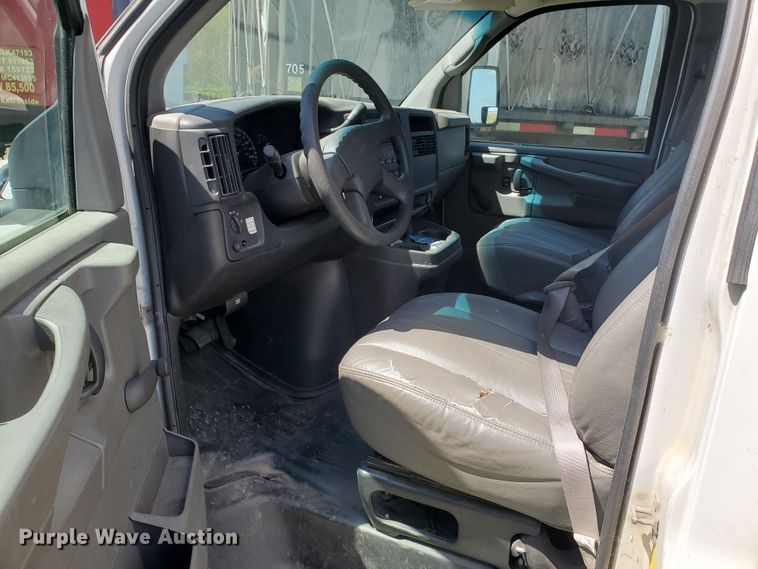 image for item IX9237 2006 GMC Savana G3500  box truck