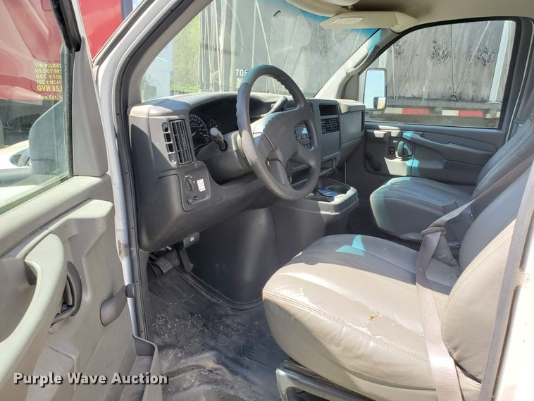 image for item IX9237 2006 GMC Savana G3500  box truck