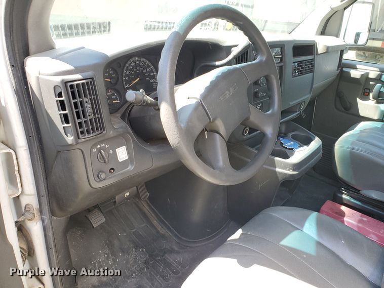 image for item IX9237 2006 GMC Savana G3500  box truck