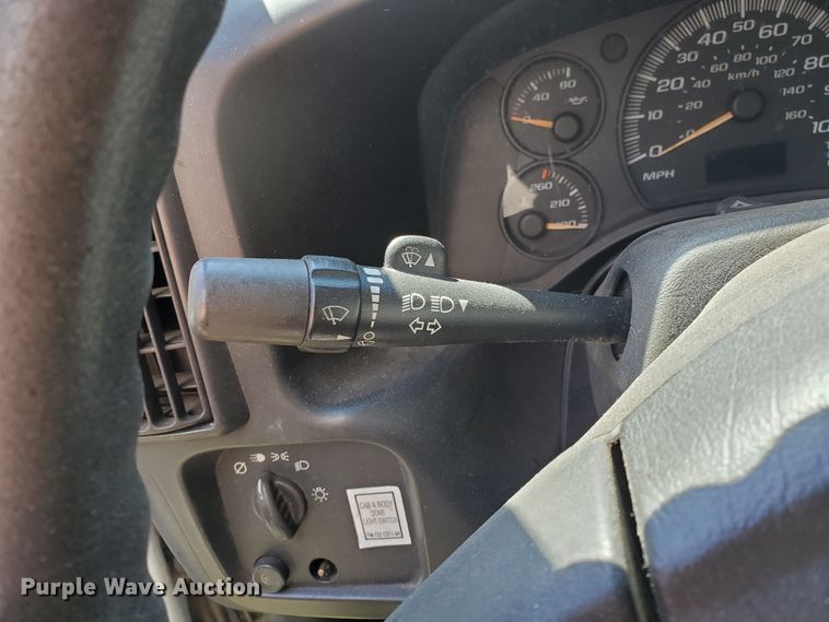 image for item IX9237 2006 GMC Savana G3500  box truck