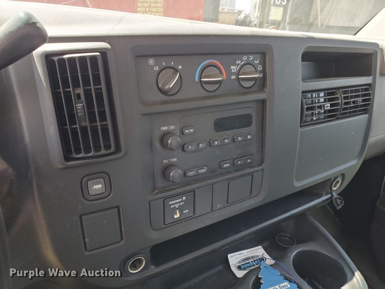 image for item IX9237 2006 GMC Savana G3500  box truck