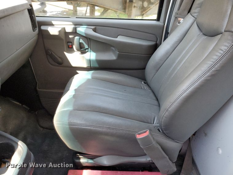 image for item IX9237 2006 GMC Savana G3500  box truck