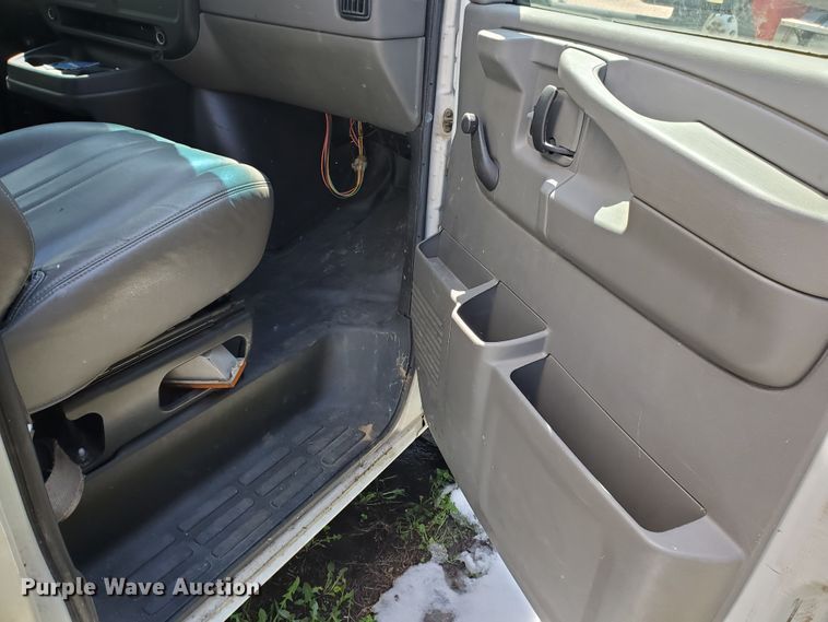 image for item IX9237 2006 GMC Savana G3500  box truck