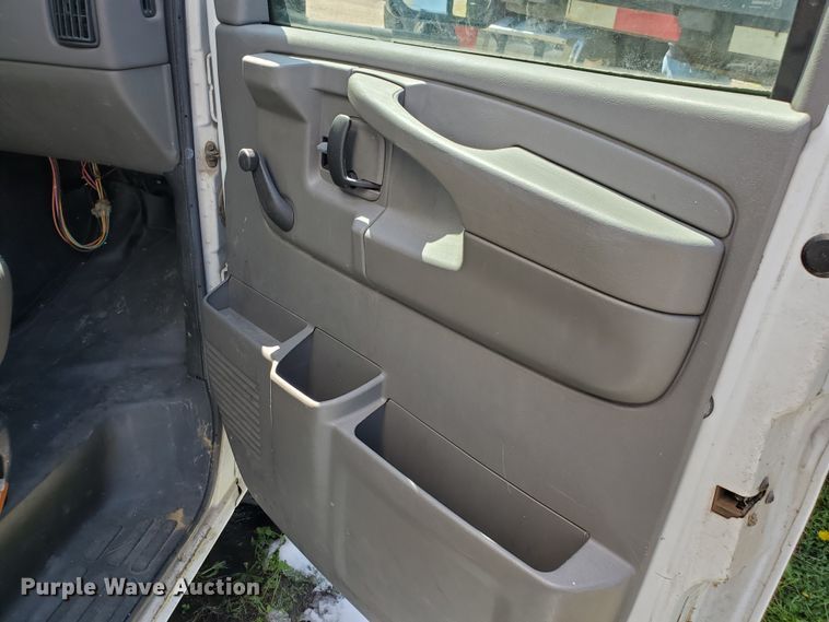 image for item IX9237 2006 GMC Savana G3500  box truck