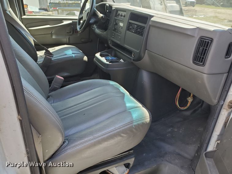 image for item IX9237 2006 GMC Savana G3500  box truck