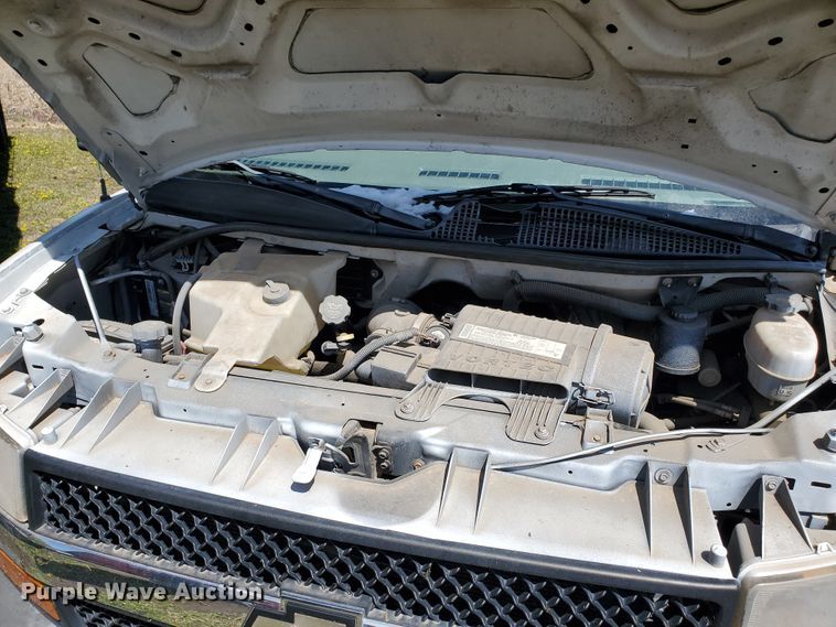 image for item IX9237 2006 GMC Savana G3500  box truck