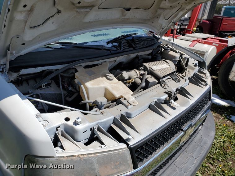 image for item IX9237 2006 GMC Savana G3500  box truck