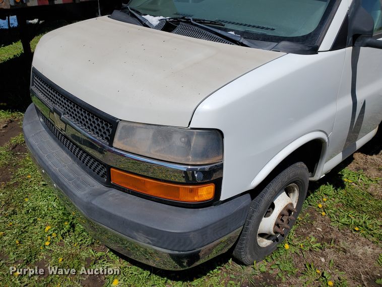image for item IX9237 2006 GMC Savana G3500  box truck