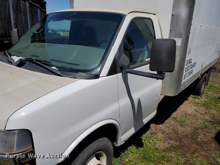image for item IX9237 2006 GMC Savana G3500  box truck
