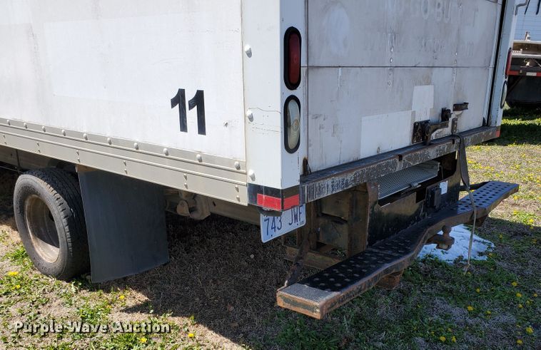 image for item IX9237 2006 GMC Savana G3500  box truck