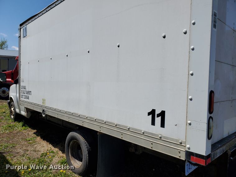 image for item IX9237 2006 GMC Savana G3500  box truck