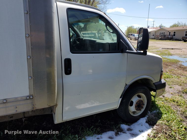 image for item IX9237 2006 GMC Savana G3500  box truck