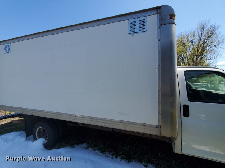 image for item IX9237 2006 GMC Savana G3500  box truck