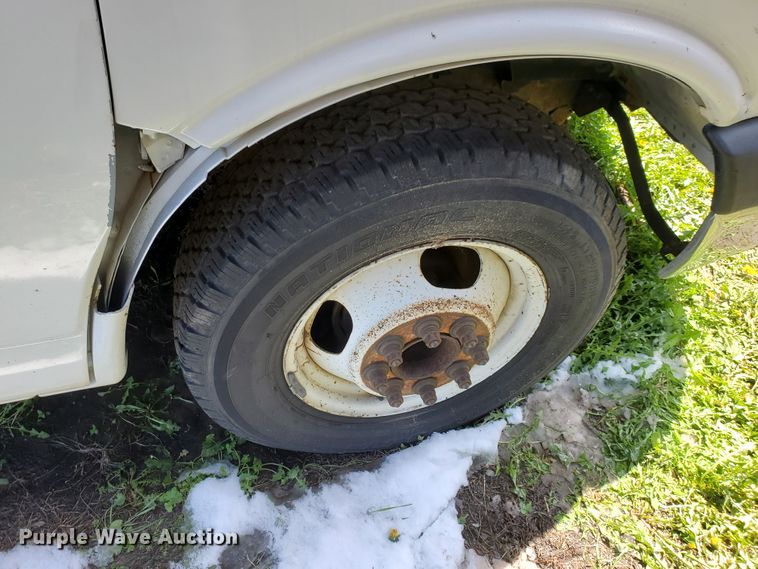 image for item IX9237 2006 GMC Savana G3500  box truck