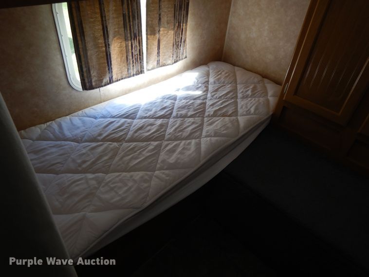 image for item IX9449 2004 Dutchmen 31B Sport  camper