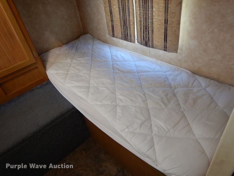 image for item IX9449 2004 Dutchmen 31B Sport  camper