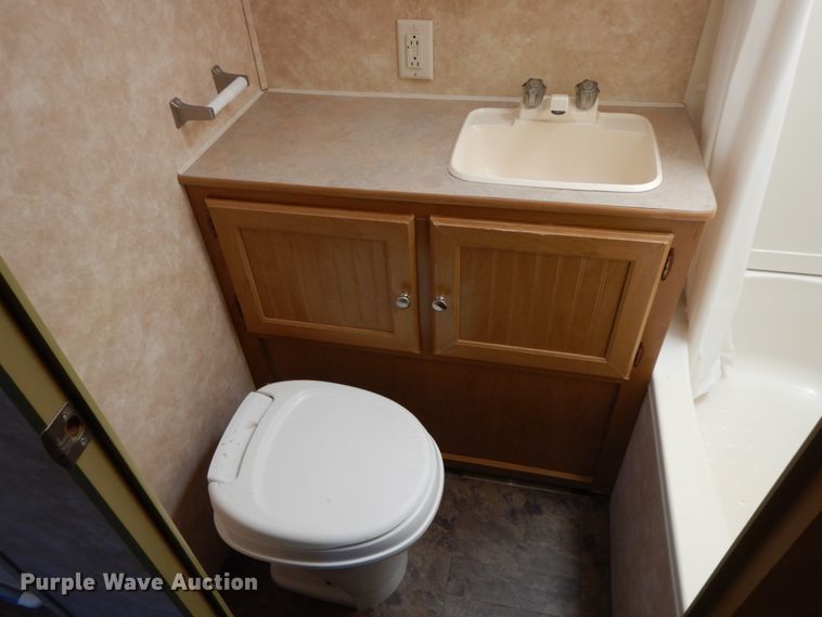 image for item IX9449 2004 Dutchmen 31B Sport  camper