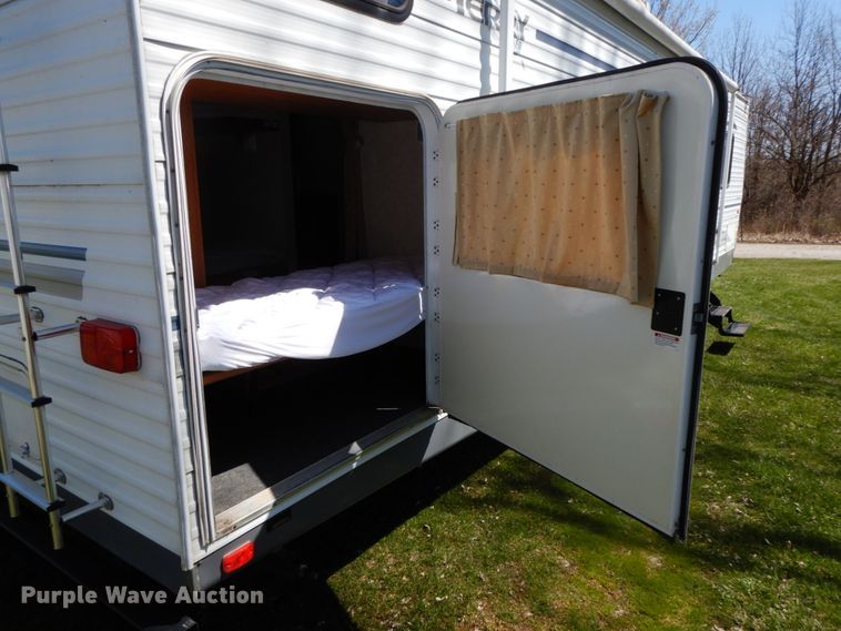 image for item IX9453 2004 Fleetwood Terry 320 DBHS  camper