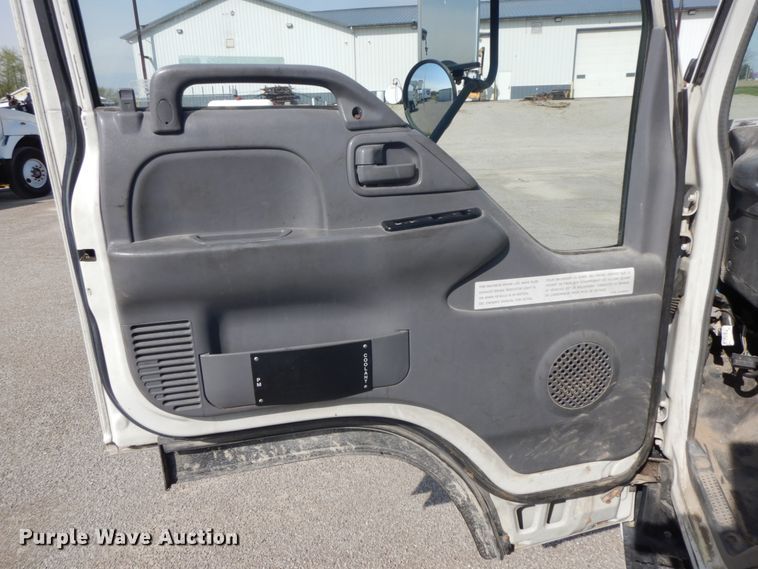 image for item IX9494 2006 Isuzu NQR  flatbed truck