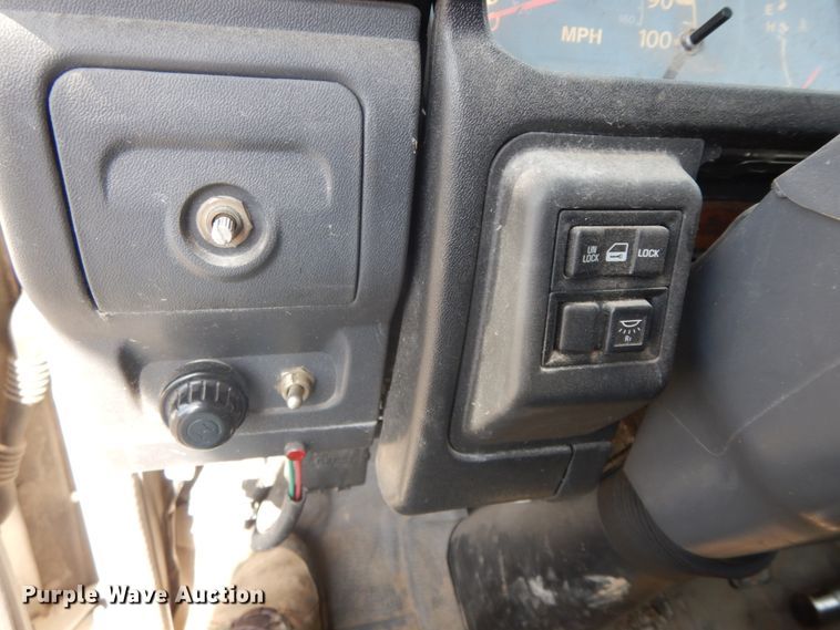 image for item IX9494 2006 Isuzu NQR  flatbed truck