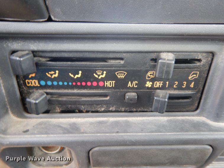 image for item IX9494 2006 Isuzu NQR  flatbed truck