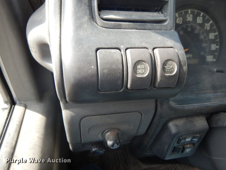 image for item IX9495 2001 Isuzu NPR  box truck