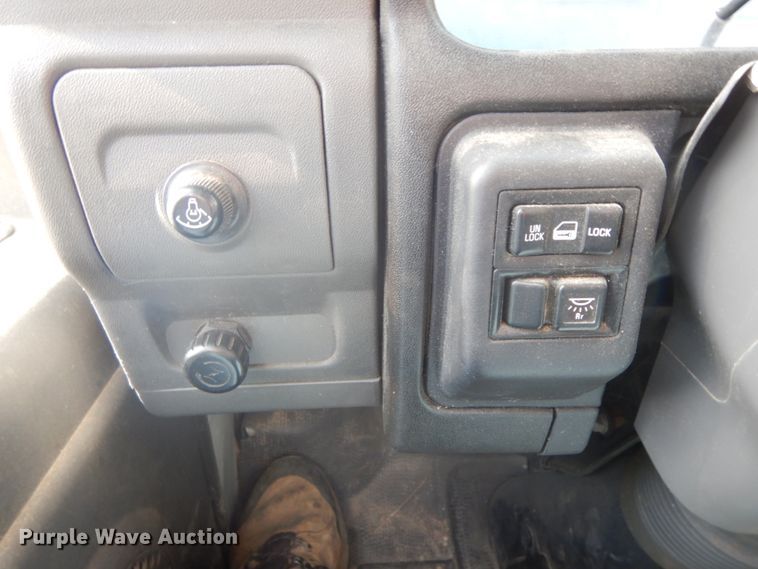 image for item IX9495 2001 Isuzu NPR  box truck