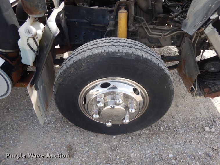 image for item IX9495 2001 Isuzu NPR  box truck