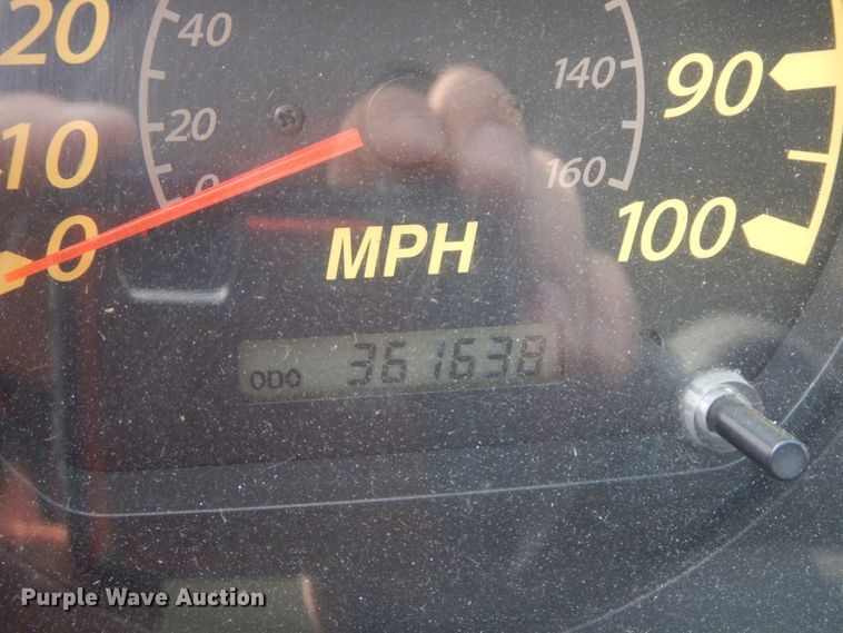 image for item IX9496 2005 Isuzu NQR  truck cab and chassis