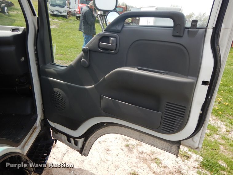 image for item IX9496 2005 Isuzu NQR  truck cab and chassis