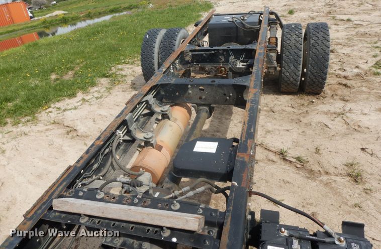 image for item IX9496 2005 Isuzu NQR  truck cab and chassis