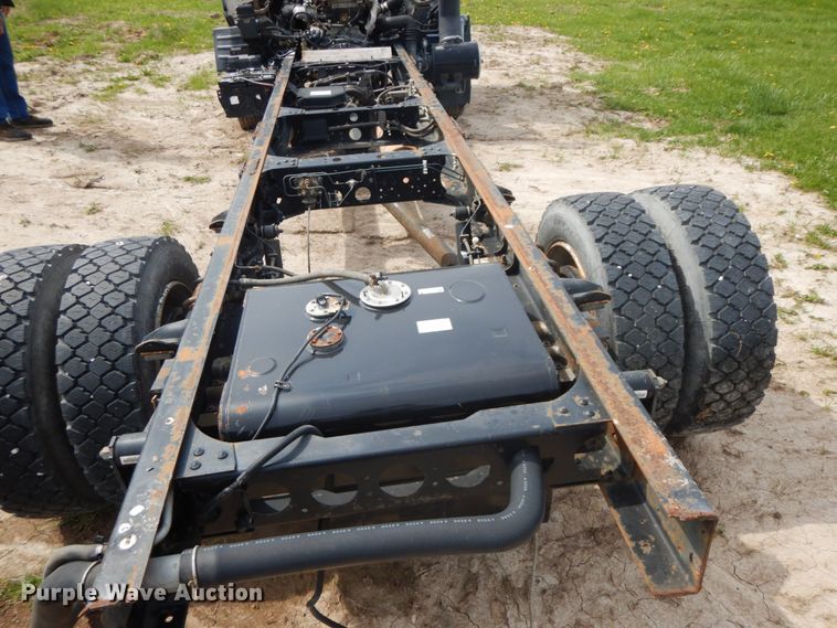 image for item IX9496 2005 Isuzu NQR  truck cab and chassis