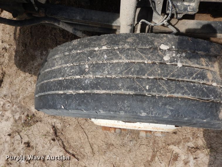 image for item IX9496 2005 Isuzu NQR  truck cab and chassis