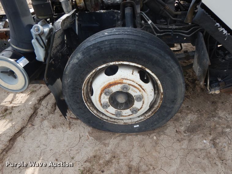 image for item IX9496 2005 Isuzu NQR  truck cab and chassis