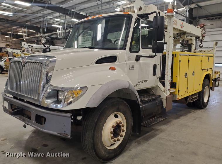 image for item IX9771 2007 International 7400  pressure digger derrick truck