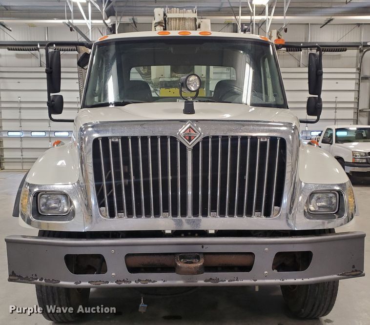 image for item IX9771 2007 International 7400  pressure digger derrick truck