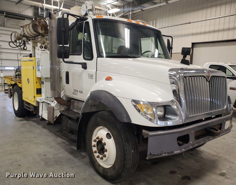 image for item IX9771 2007 International 7400  pressure digger derrick truck
