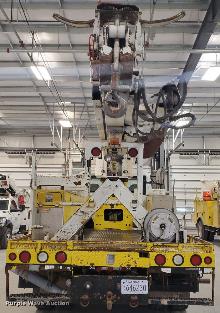 image for item IX9771 2007 International 7400  pressure digger derrick truck