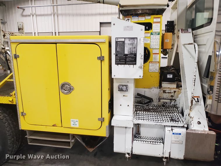 image for item IX9771 2007 International 7400  pressure digger derrick truck