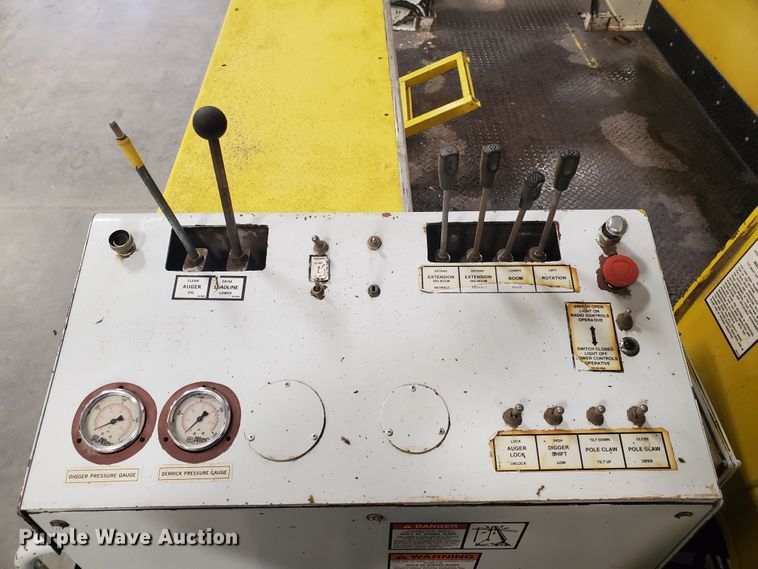 image for item IX9771 2007 International 7400  pressure digger derrick truck