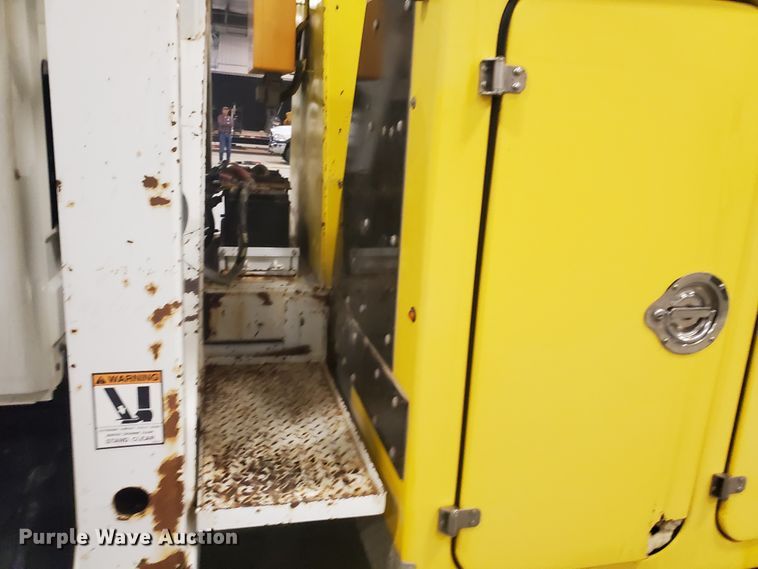 image for item IX9771 2007 International 7400  pressure digger derrick truck