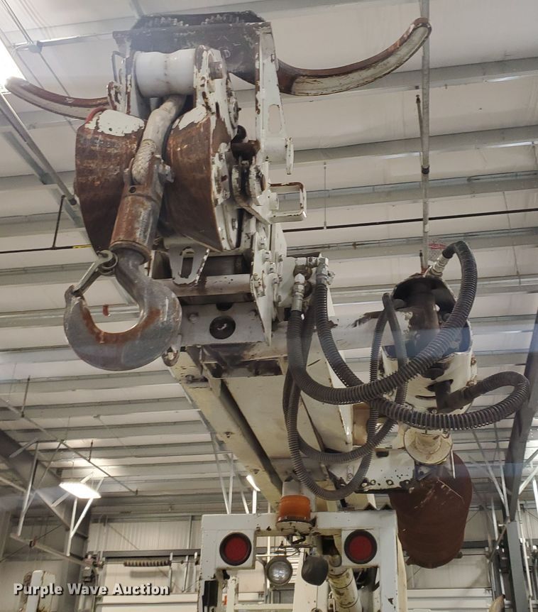 image for item IX9771 2007 International 7400  pressure digger derrick truck